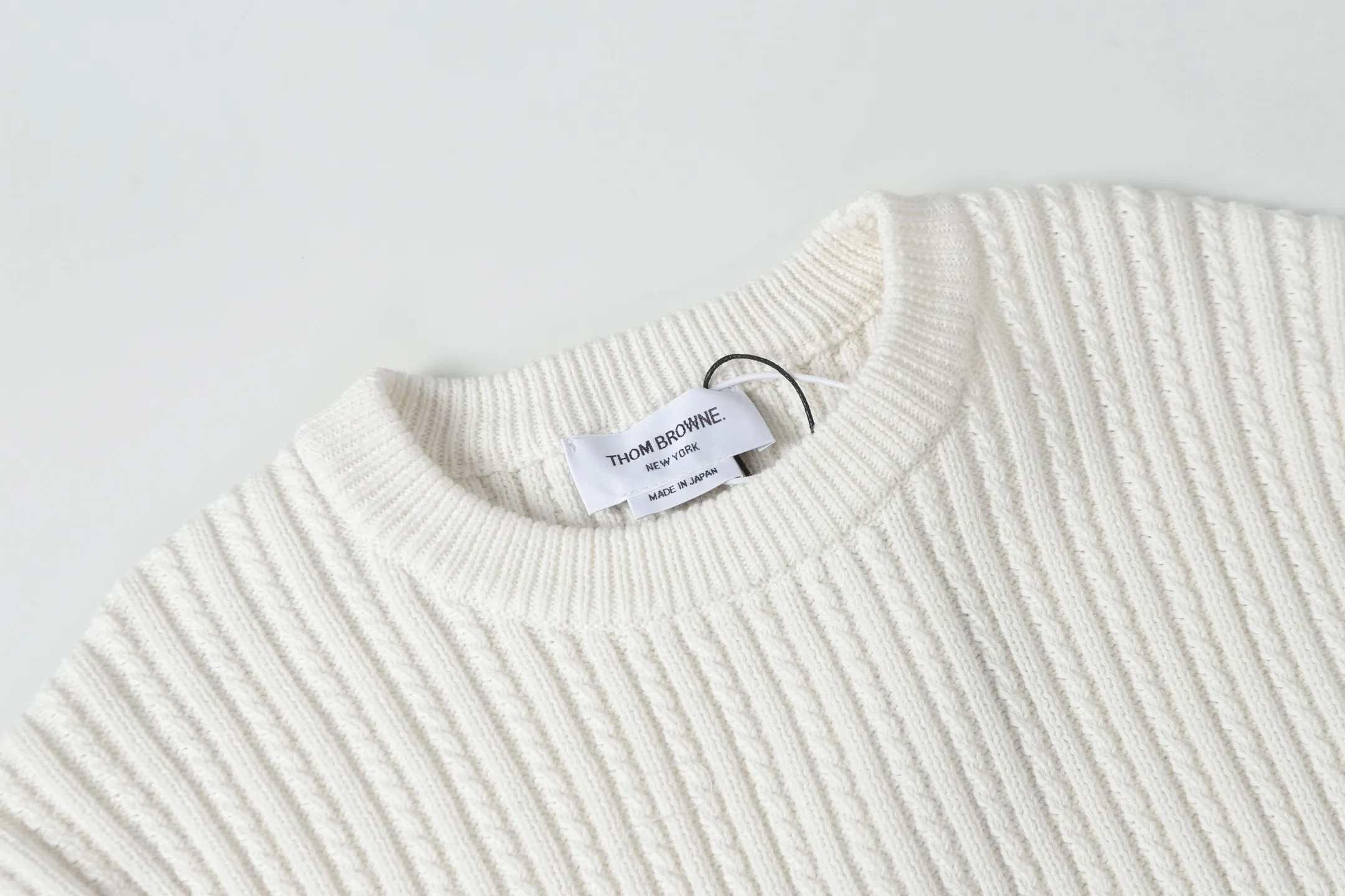 TB · Thom Browne Classic ， 、 Classic。 Same Style ： White/Gray Size：S M L
